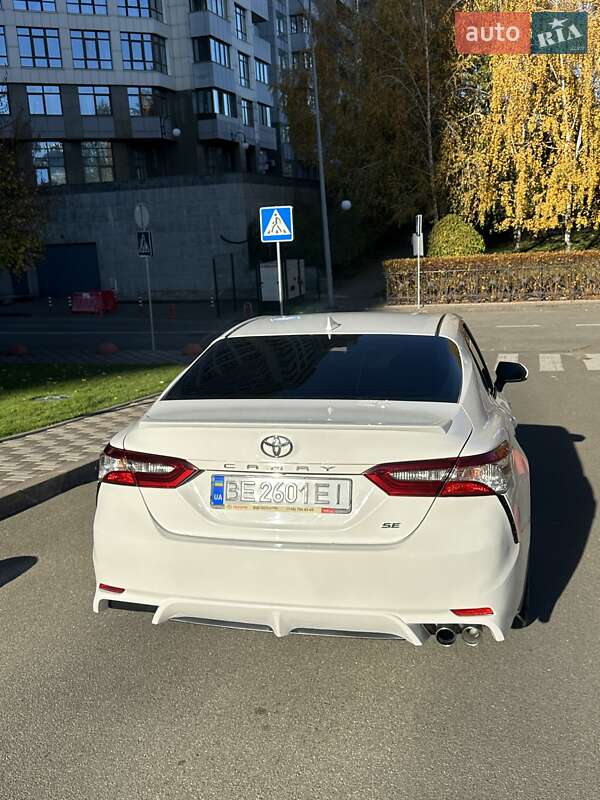 Седан Toyota Camry 2018 в Киеве