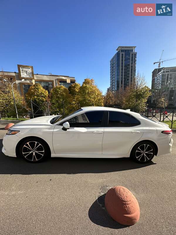 Седан Toyota Camry 2018 в Киеве