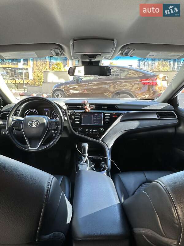 Седан Toyota Camry 2018 в Киеве