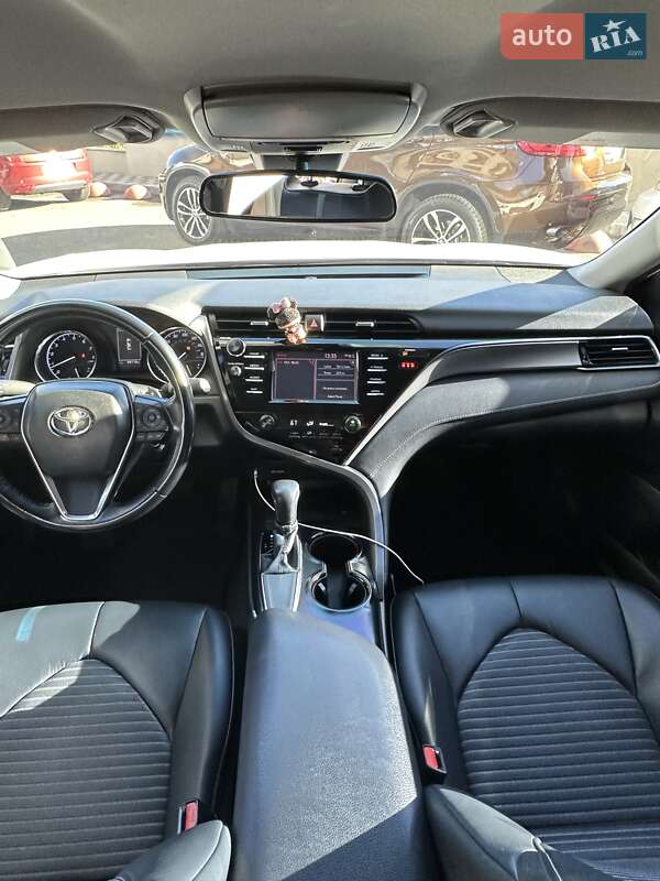 Седан Toyota Camry 2018 в Киеве