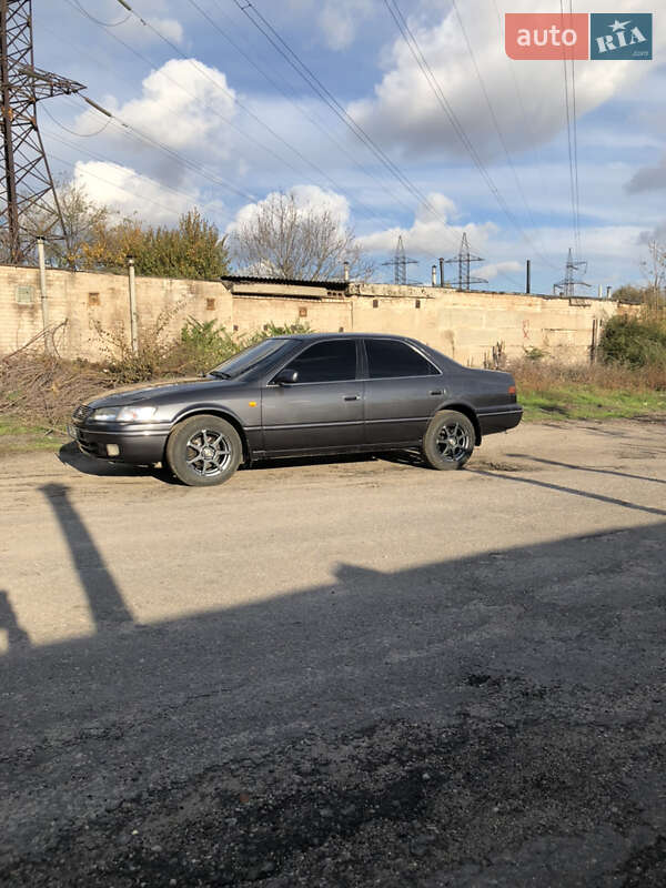 Седан Toyota Camry 1998 в Запоріжжі