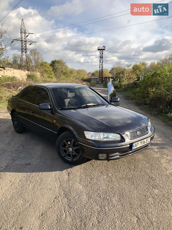 Седан Toyota Camry 1998 в Запоріжжі