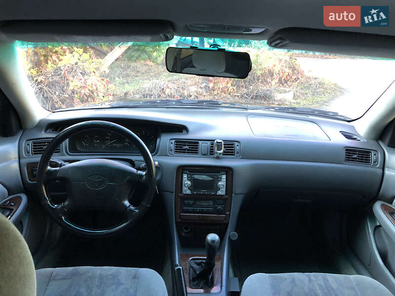 Седан Toyota Camry 1998 в Запоріжжі