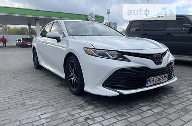 Седан Toyota Camry 2018 в Киеве