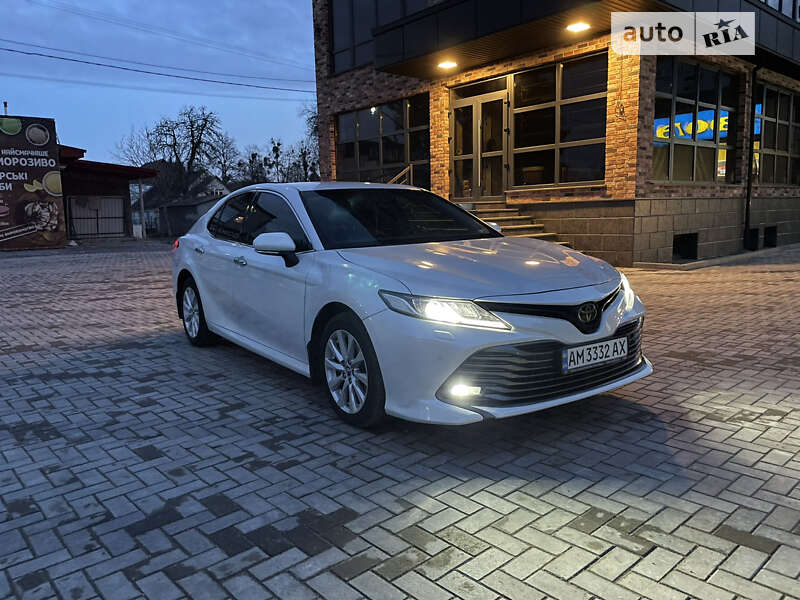 Седан Toyota Camry 2019 в Звягеле