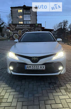 Седан Toyota Camry 2019 в Звягеле