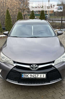 Седан Toyota Camry 2015 в Ровно