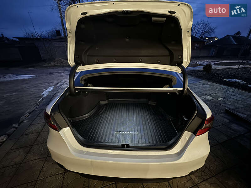 Седан Toyota Camry 2018 в Харькове