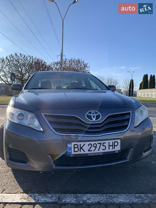 Седан Toyota Camry 2010 в Ровно