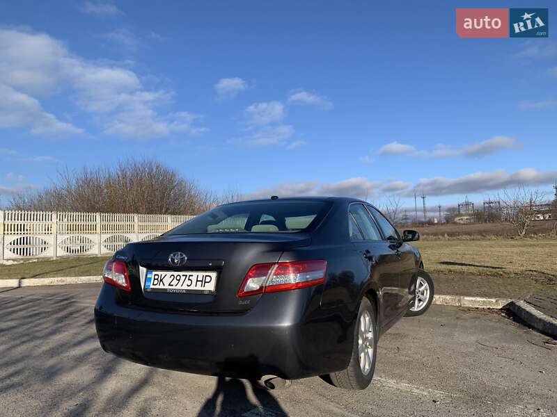 Седан Toyota Camry 2010 в Ровно