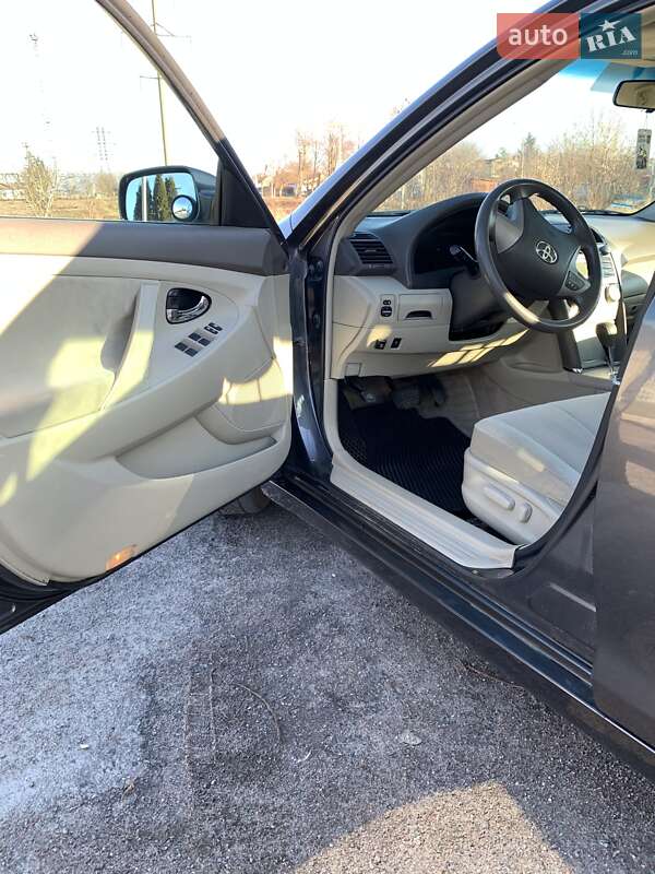 Седан Toyota Camry 2010 в Ровно
