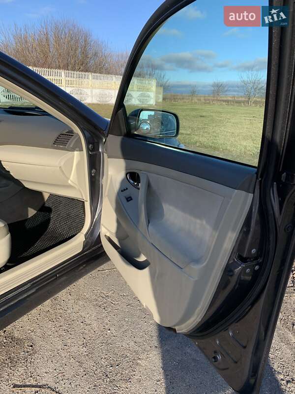 Седан Toyota Camry 2010 в Ровно