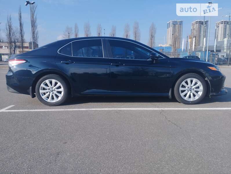 Седан Toyota Camry 2017 в Киеве