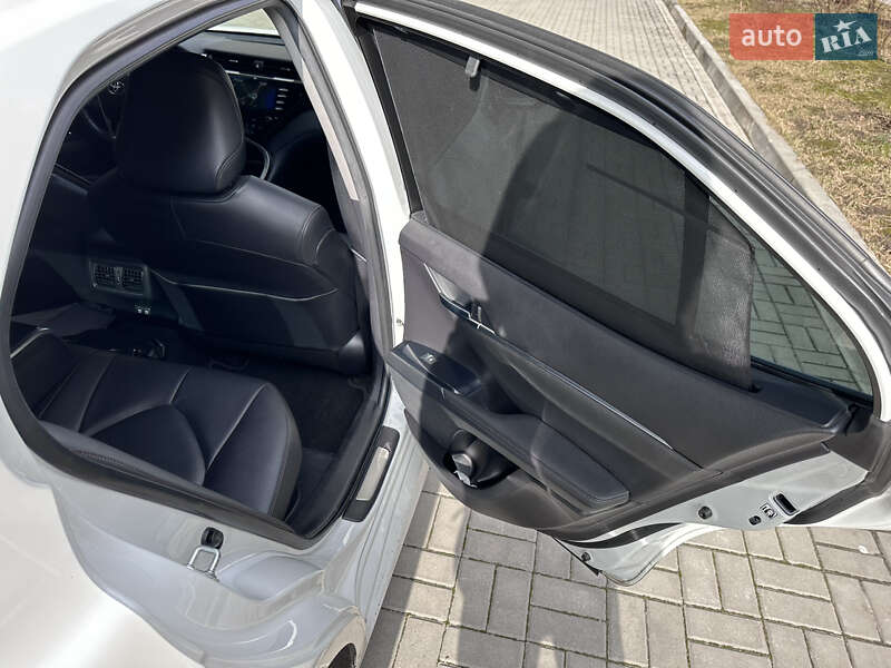 Седан Toyota Camry 2019 в Днепре