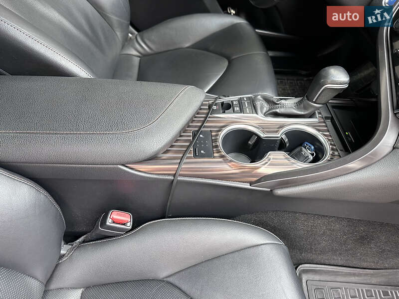 Седан Toyota Camry 2019 в Днепре