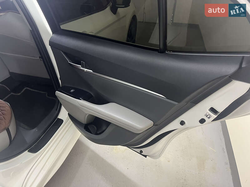 Седан Toyota Camry 2017 в Хмельницькому