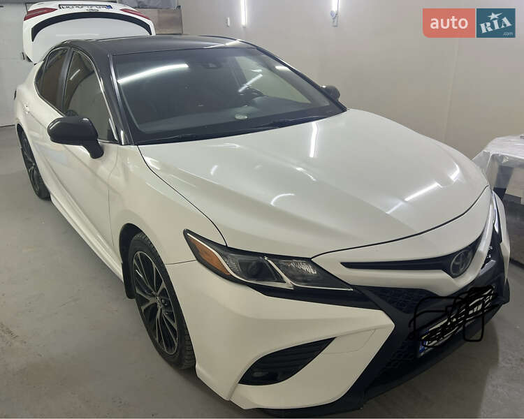 Седан Toyota Camry 2017 в Хмельницькому