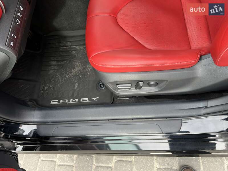 Седан Toyota Camry 2020 в Львове