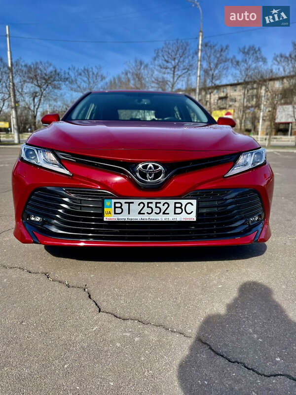 Седан Toyota Camry 2018 в Херсоне