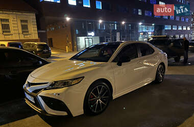 Седан Toyota Camry 2021 в Днепре Седан Toyota Camry 2021 в Днепре