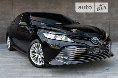 Седан Toyota Camry 2019 в Киеве