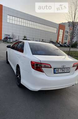 Седан Toyota Camry 2014 в Дніпрі