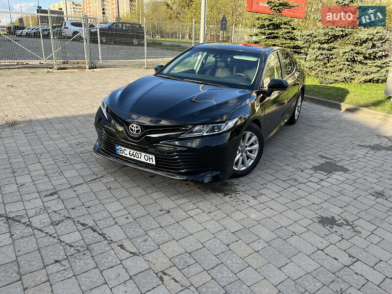 Седан Toyota Camry 2018 в Львові