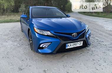 Седан Toyota Camry 2017 в Харкові