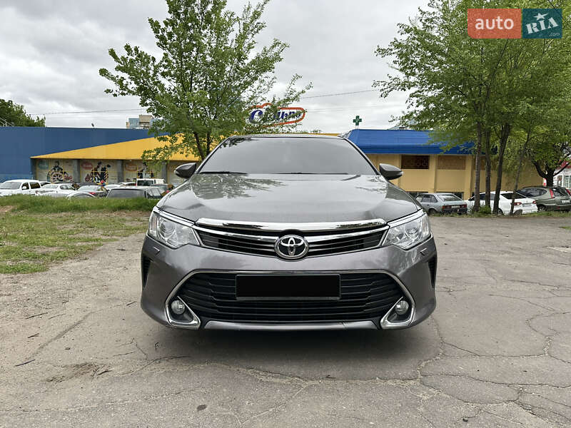 Седан Toyota Camry 2016 в Дніпрі