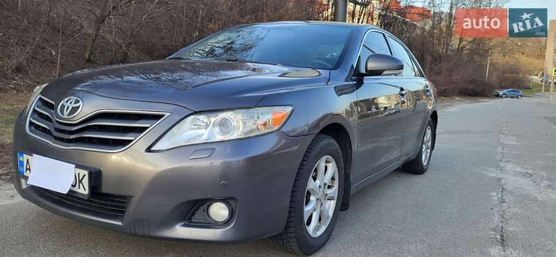 Седан Toyota Camry 2010 в Киеве