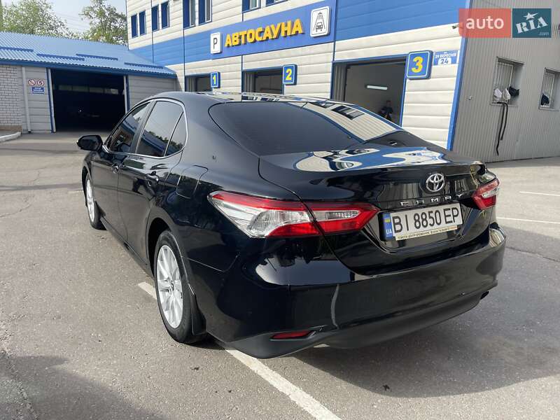 Седан Toyota Camry 2019 в Полтаве