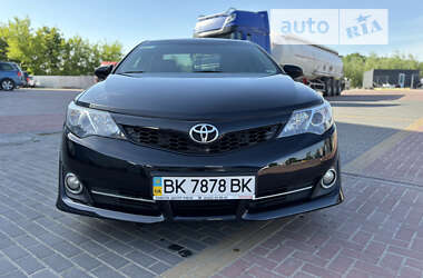Седан Toyota Camry 2013 в Ровно