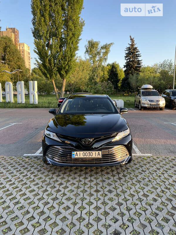 Седан Toyota Camry 2019 в Киеве