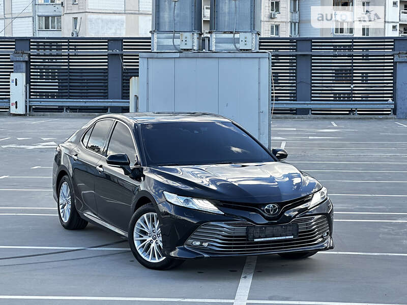 Седан Toyota Camry 2019 в Киеве