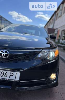 Седан Toyota Camry 2014 в Стрию