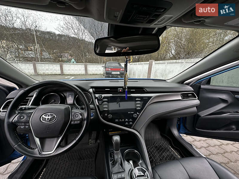 Седан Toyota Camry 2018 в Чернівцях