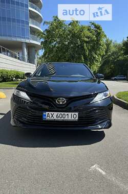 Седан Toyota Camry 2018 в Киеве