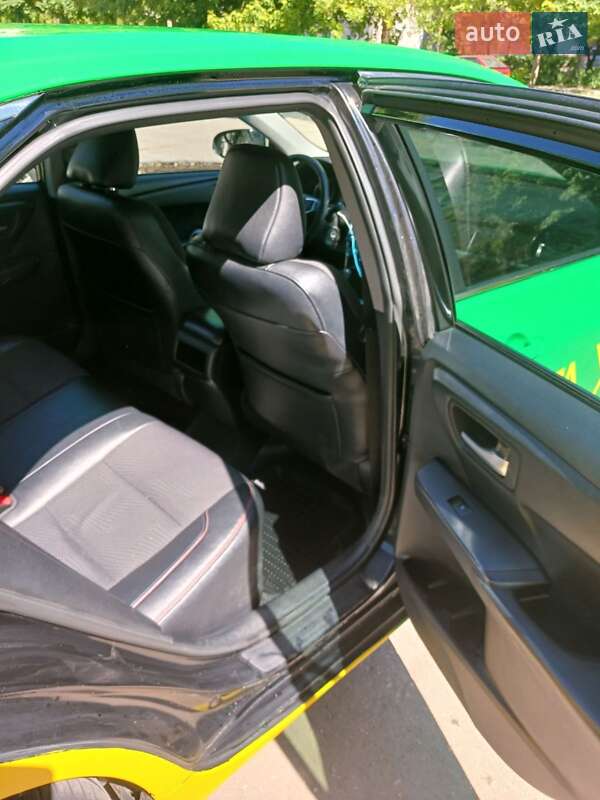 Седан Toyota Camry 2017 в Харкові