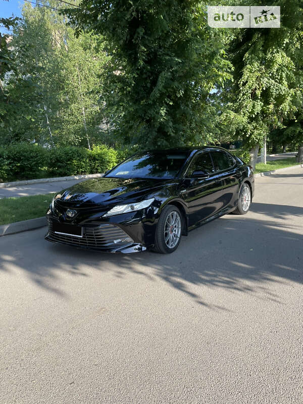 Седан Toyota Camry 2019 в Виннице