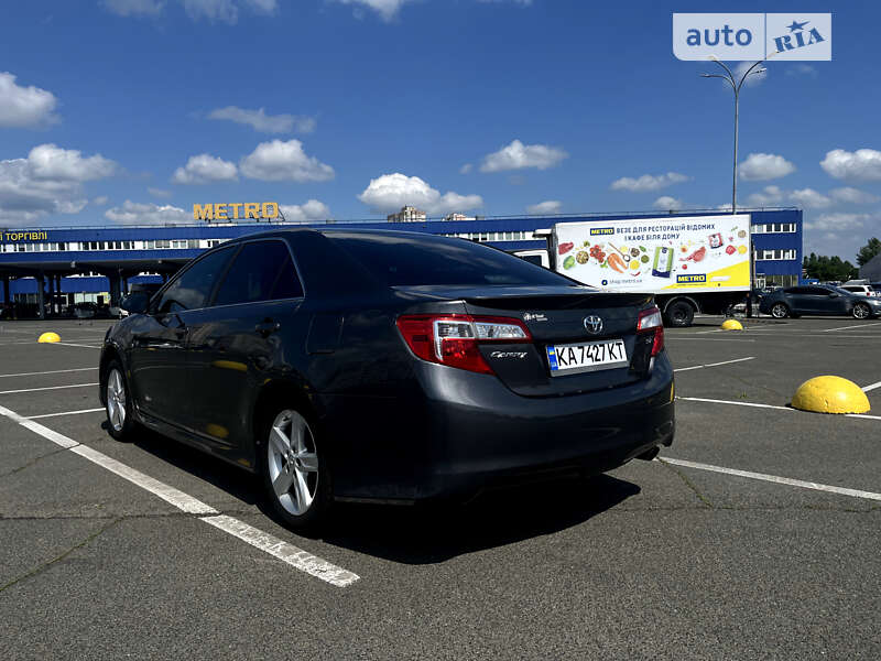 Седан Toyota Camry 2013 в Киеве