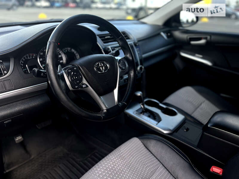 Седан Toyota Camry 2013 в Киеве