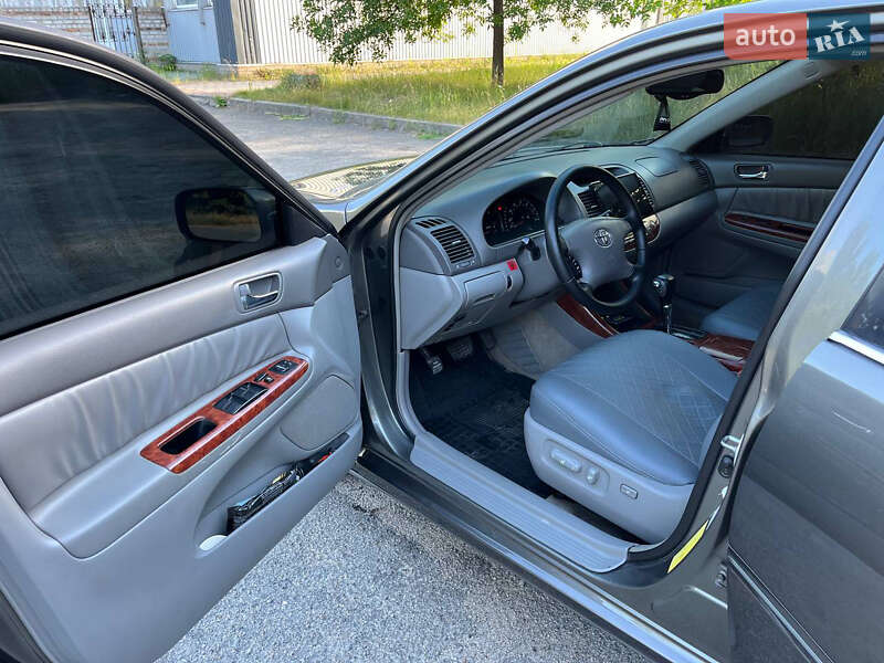 Седан Toyota Camry 2004 в Днепре