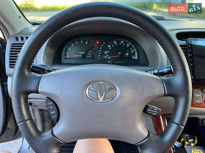 Седан Toyota Camry 2004 в Днепре