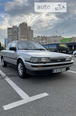 Седан Toyota Camry 1987 в Києві