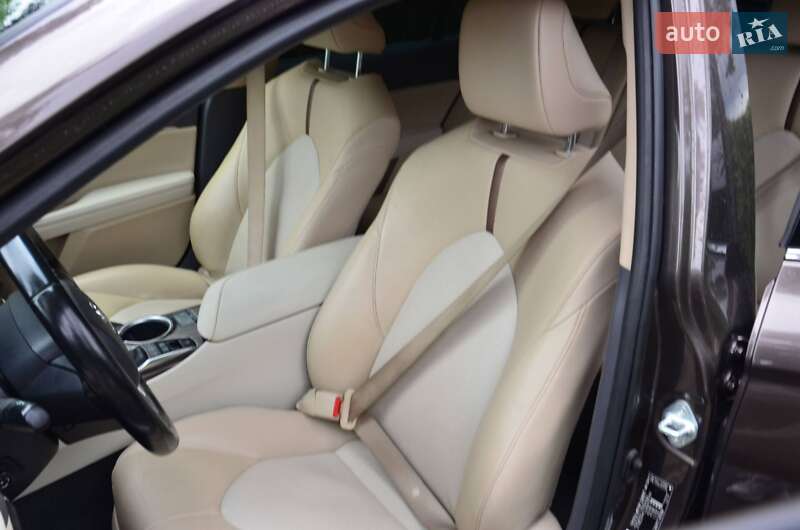 Седан Toyota Camry 2019 в Перечині