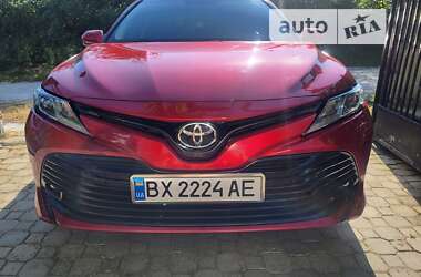 Седан Toyota Camry 2018 в Волочиську