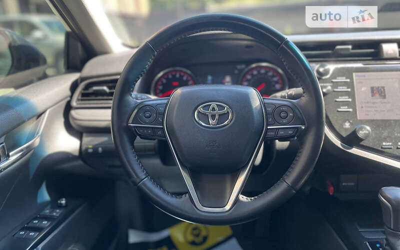 Седан Toyota Camry 2019 в Чернівцях