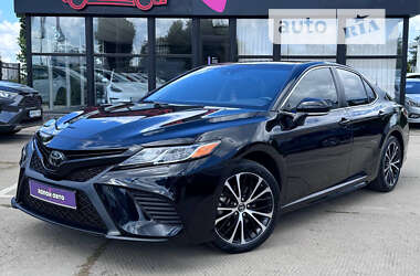 Седан Toyota Camry 2019 в Киеве