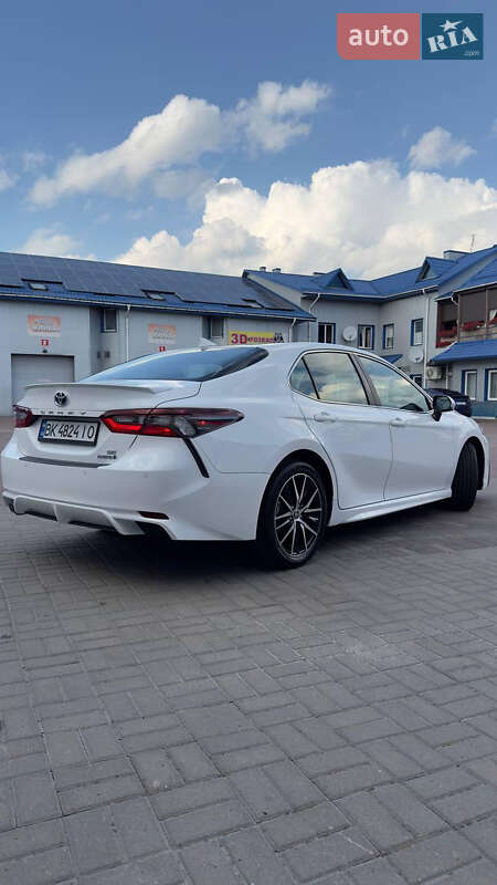 Седан Toyota Camry 2022 в Рівному