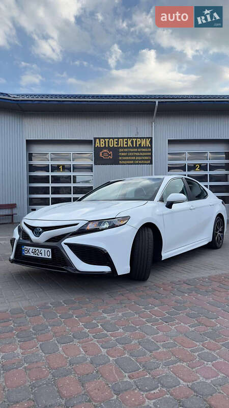 Седан Toyota Camry 2022 в Рівному